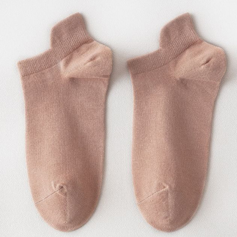 가짜 발 뒤꿈치를 가진 남자의 짧은 양말 가짜 발 뒤꿈치를 가진 남자의 짧은 양말