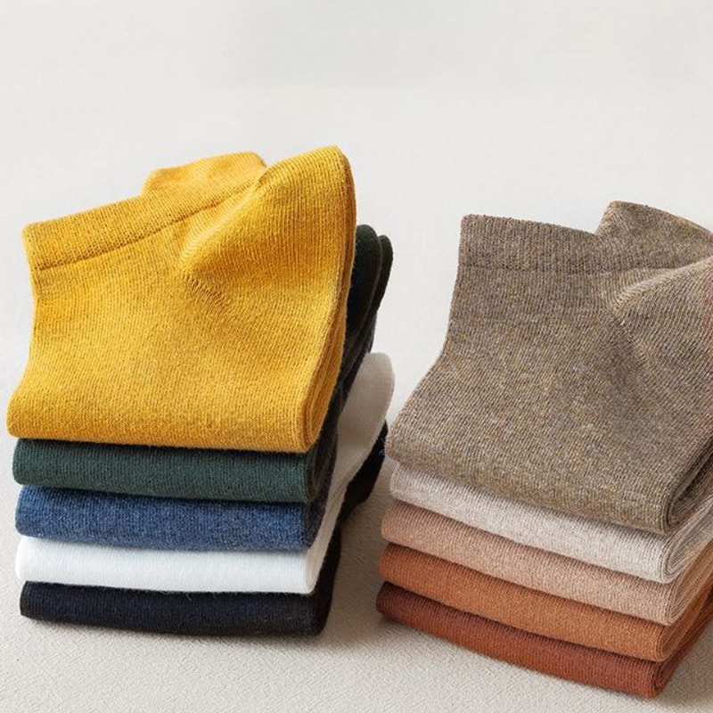 가짜 발 뒤꿈치를 가진 남자의 짧은 양말 가짜 발 뒤꿈치를 가진 남자의 짧은 양말