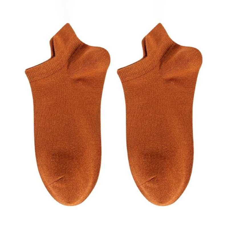 가짜 발 뒤꿈치를 가진 남자의 짧은 양말 가짜 발 뒤꿈치를 가진 남자의 짧은 양말